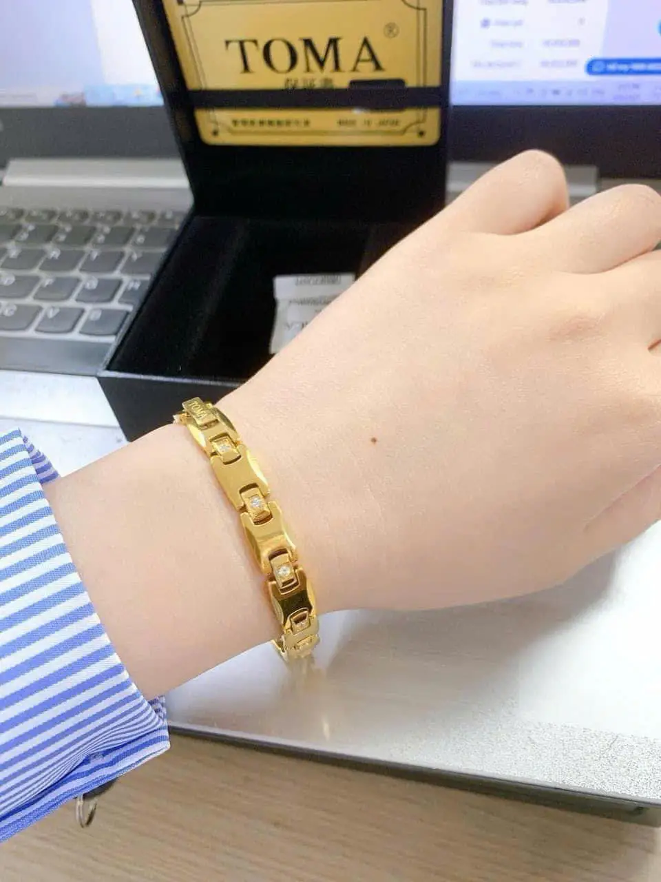 Vòng tay ổn định huyết áp nữ đính đá TOMA